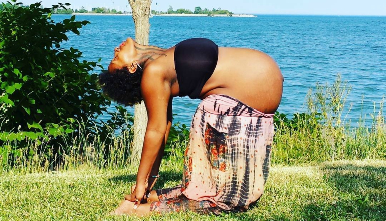 Heavily Pregnant Woman’s Amazing Yoga Poses
