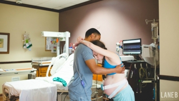 10 Emotional Photos of Dads Helping Their Wives Give Birth
