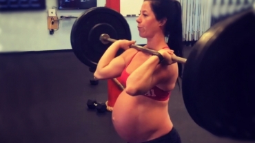 9-Month Pregnant Woman Lifts Weights