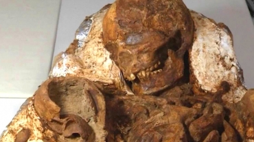 Mother Found Still Cradling Baby After 4800 Years