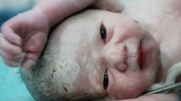 Amazing Moment: Newborn Baby Cries for the First Time
