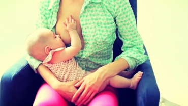 Breastfeeding Positions: How to Breastfeed in the Cradle Position?