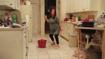 Pregnant Mom Dances Until Her Water Breaks