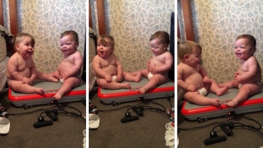 Two Babies Could Not Stop Laughing As They Sat On a Vibrating Machine
