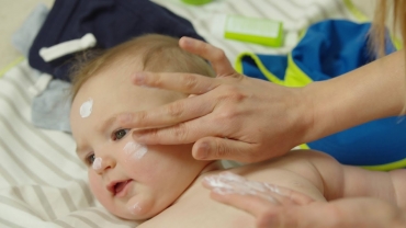 How to Put Sunscreen on a Baby?