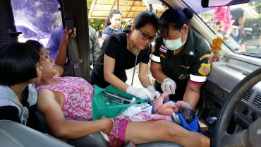 29-Year-Old Woman Gives Birth in Her Car by the Side of the Road