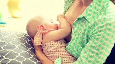 Breastfeeding Positions: How to Breastfeed in the Cross Cradle Position?