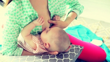 Breastfeeding Positions: How to Breastfeed in the Football Position?
